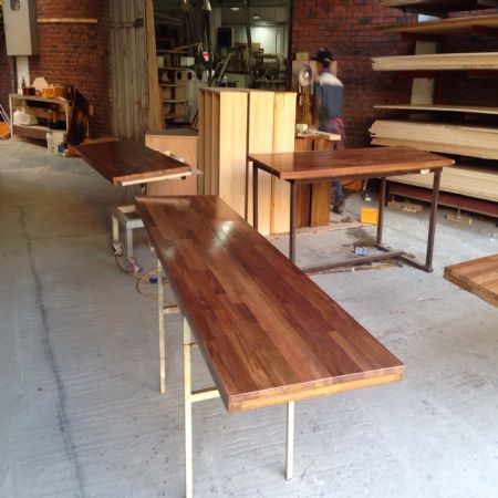 공장과 마당이 완성품으로 가득합니다.