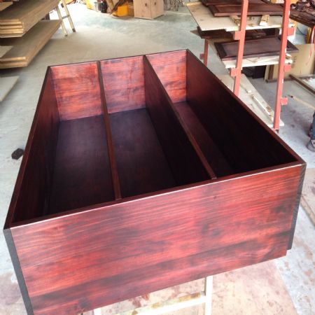 스테인은 소나무를 마호가니 색상으로 만드는 매력이 있습니다.