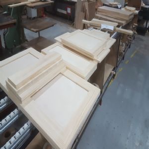 가구문짝,376*895*1장,외(칠레파인(뉴질랜드소나무) Solid 18mm),내(자작합판 SBB등급 롱그레인 4mm),경첩가공(세로)