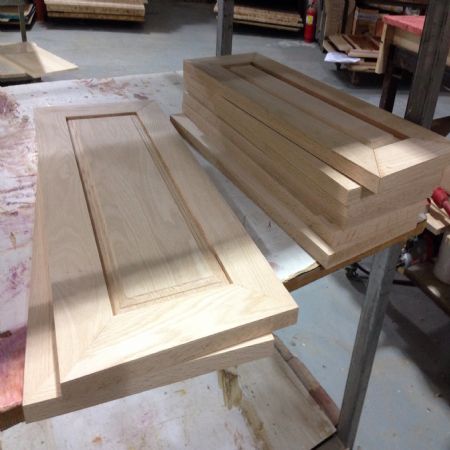 최고급 레드오크 원목문짝으로 조만간 현장에 설치될 제품 입니다.