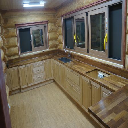 아메리칸 월넛 색상의 엔틱 싱크대 모델을 준비하고 있습니다.