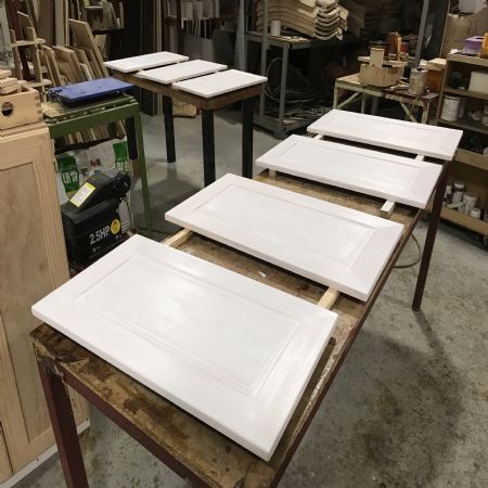 백색이 들어간 아메리칸 화이트 원목 문짝 입니다.