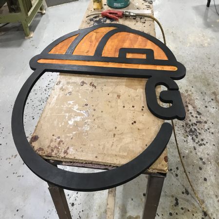 얼마전에 사랑의가구 기부행사로 존재가 알려졌습니다.