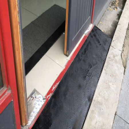 장애우를 위해 고강도 경량 경사턱을 제작 설치 했습습니다.