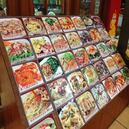 1인당 한개씩 시킨 음식이 진수 성찬이 됩니다.