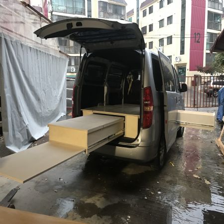 날아갈 기세의 1.2미터 서랍 2개를 내장한 스타렉스 3밴 공구함 입니다.