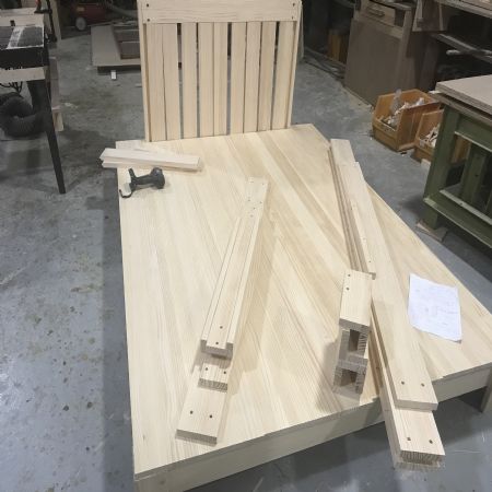 보이는곳과 안보이는곳 모두 동일재질이 사용 됩니다.