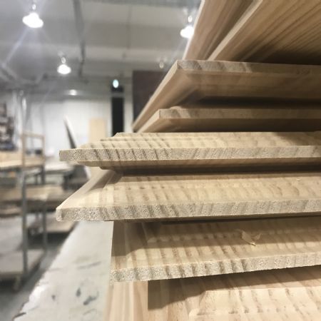 덧대는게 아니라 홈을 파고 끼워서 제작 합니다.