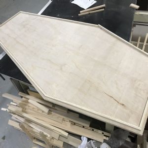 영화 촬영용 목재 관을 만들어 주세요.