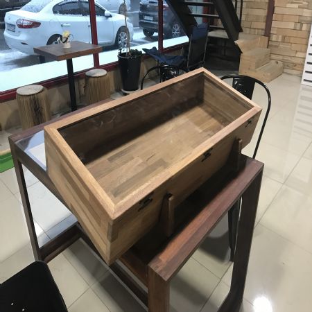 멀바우 목재를 이용한 도검 케이스 입니다.