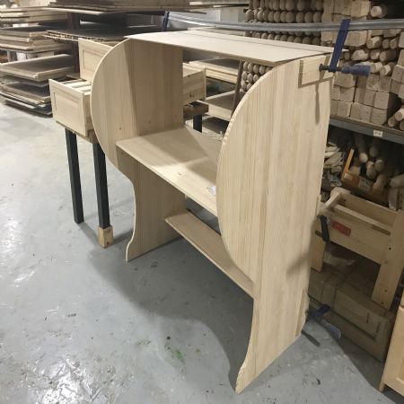 원목칸막이 책상 바니쉬까지 발라진 완성품으로 판매가될 예정 입니다.