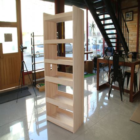 선반 높이 조절이 자유로운 원목틈새장 입니다.