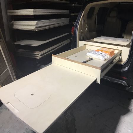 차에서 총 2.4x0.9 m 의 주방공간이 튼튼하게 튀어 나옵니다