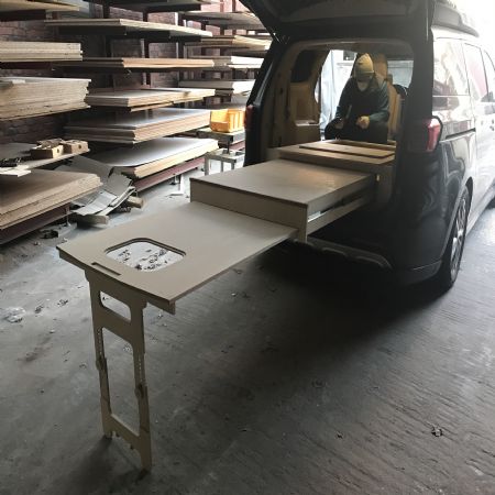 좌우측 좁은 공간은 뚜껑을 끼워 긴 낚시대등을 수납할수 있습니다.