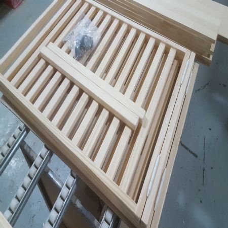 안전문 홈을 파서 끼워 넣는 방식으로 내구성을 높였습니다.