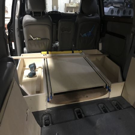 오늘도 창작활동에 최선을 다하고 있습니다.