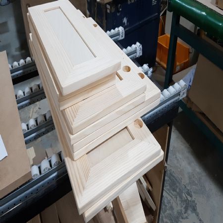 저희가 제작한 가구 문짝 입니다. 여기에 색을 입혀서 나만의 문짝을 만듭니다.