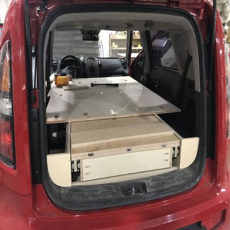 차박용 캠핑카로 쏘울에 마법을 걸고 있습니다.