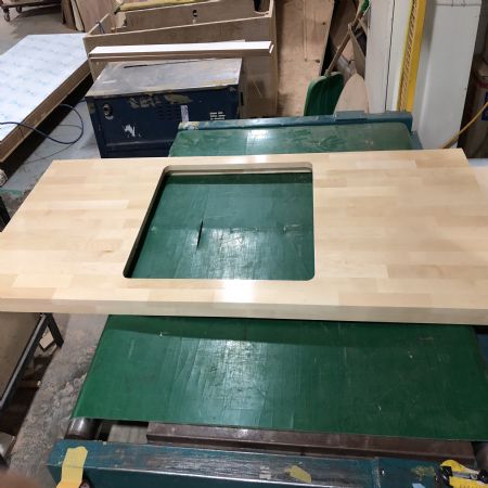 정신없이 바쁜 공장의 전경을 사진 한컷으로 담기는 어렵습니다.