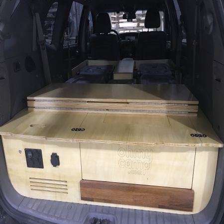 투리스모 9인승에 캠핑용 캠퍼를 장착 하고 있습니다.