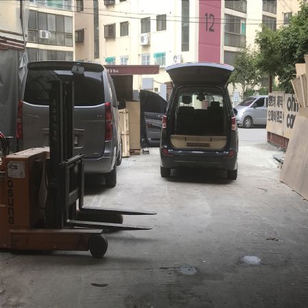 밀려 들어오는 차량으로 공장 내외부가 꽉 찼습니다.