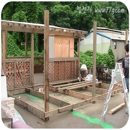 못을 이용한 옥상 테라스 방부목 시공 모습입니다. (동영상)