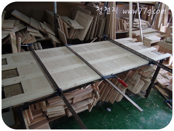 철천지 코팅합판,스마트야채박스,원목의자,부채꼴절단,워싱페인트 시공,원목탁자 작업했습니다.