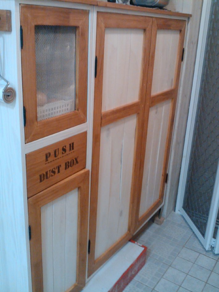 소나무 집성목 신발장 문짝을 완성했어요.