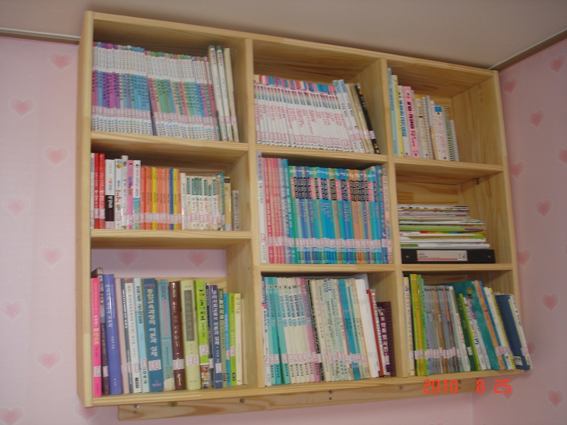 벽에 붙인 책장