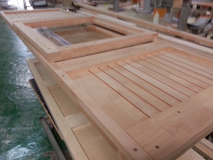 물고기는 가만히 있는것 같지만 지느러미를 움직 입니다.