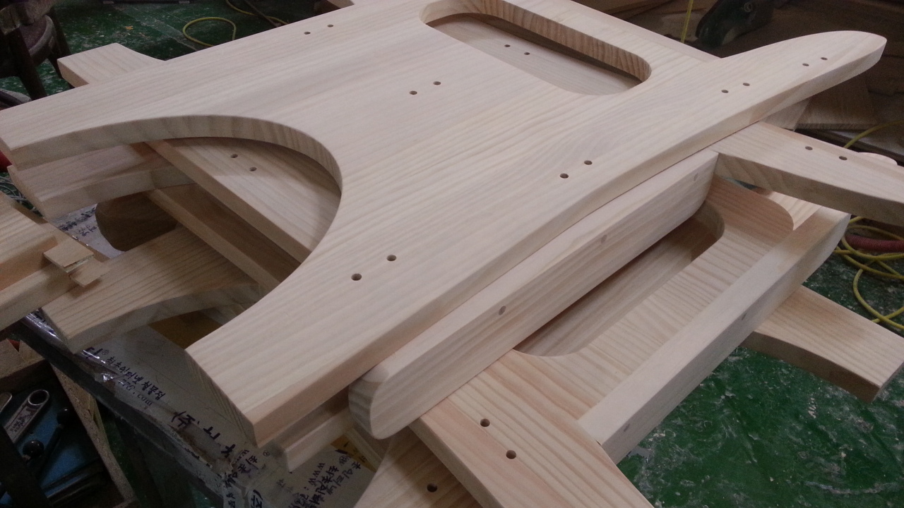 나무가 좋아서 철물점에서 주문가구로 서비스를 늘린 철천지입니다.