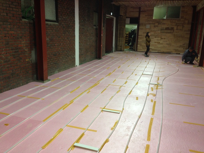 눈으로 만져보고 느끼며 DIY에 좀더 다가갈수 있는 장소가 되고 있습니다.