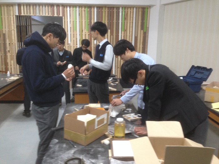 철천지 교육장소의 첫 대상은 학생들이 되었습니다.