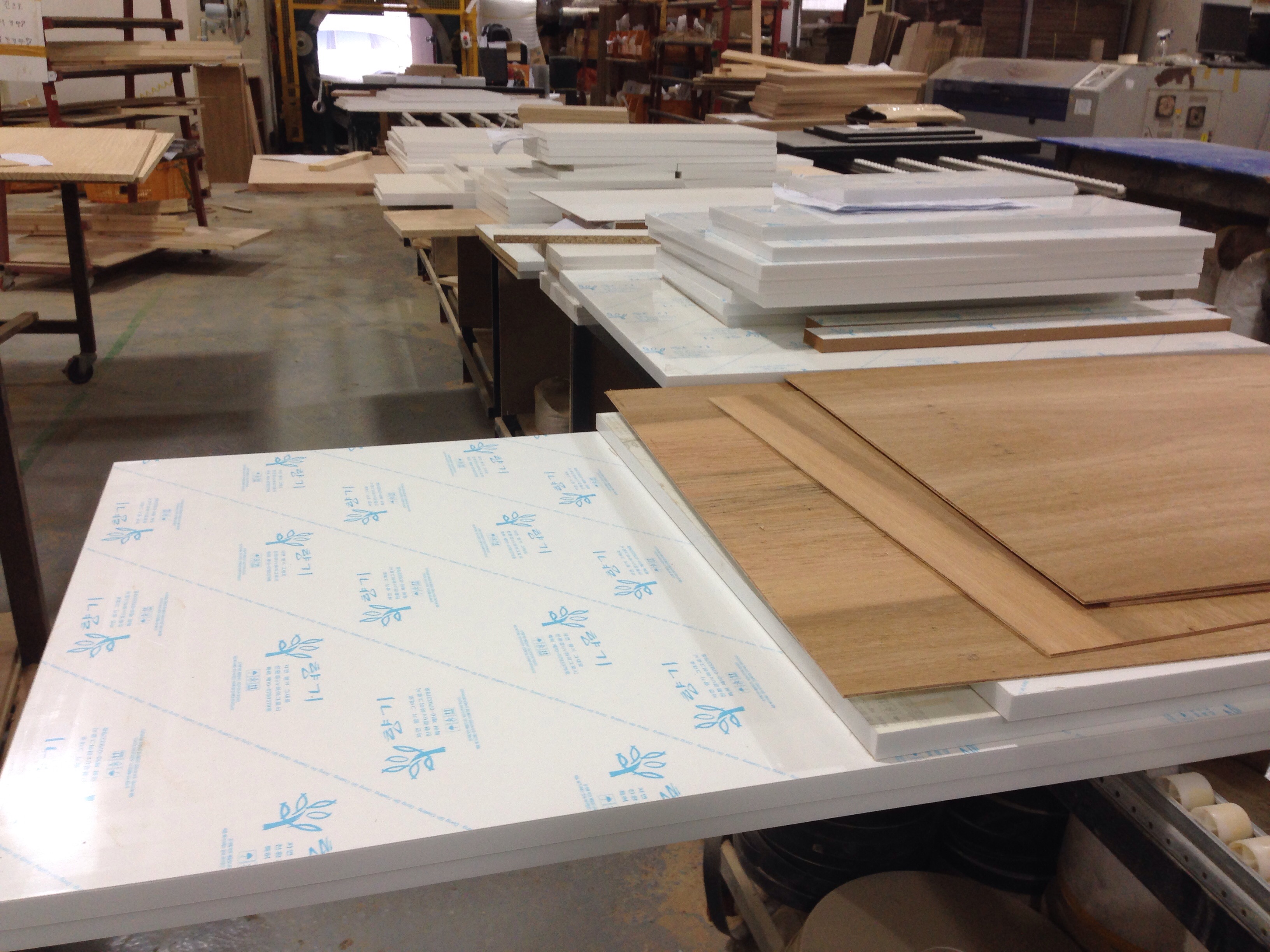 더운 여름이지만 행복담긴 고객님들의 제품 출고에 여념이 없습니다.