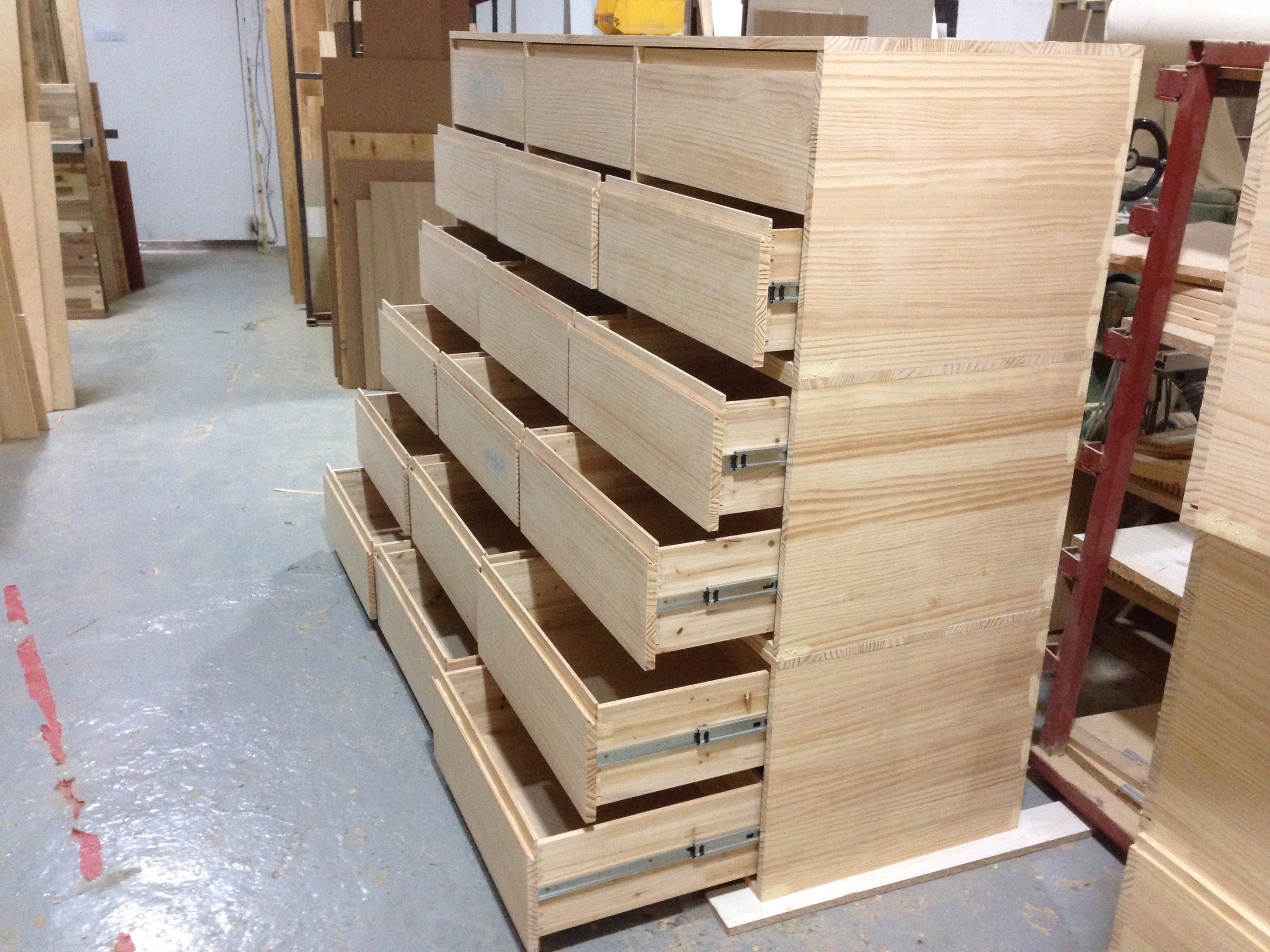 완성품 제작해둔 물량이 상당해서 공장 한켠이 확 빌것 같습니다.