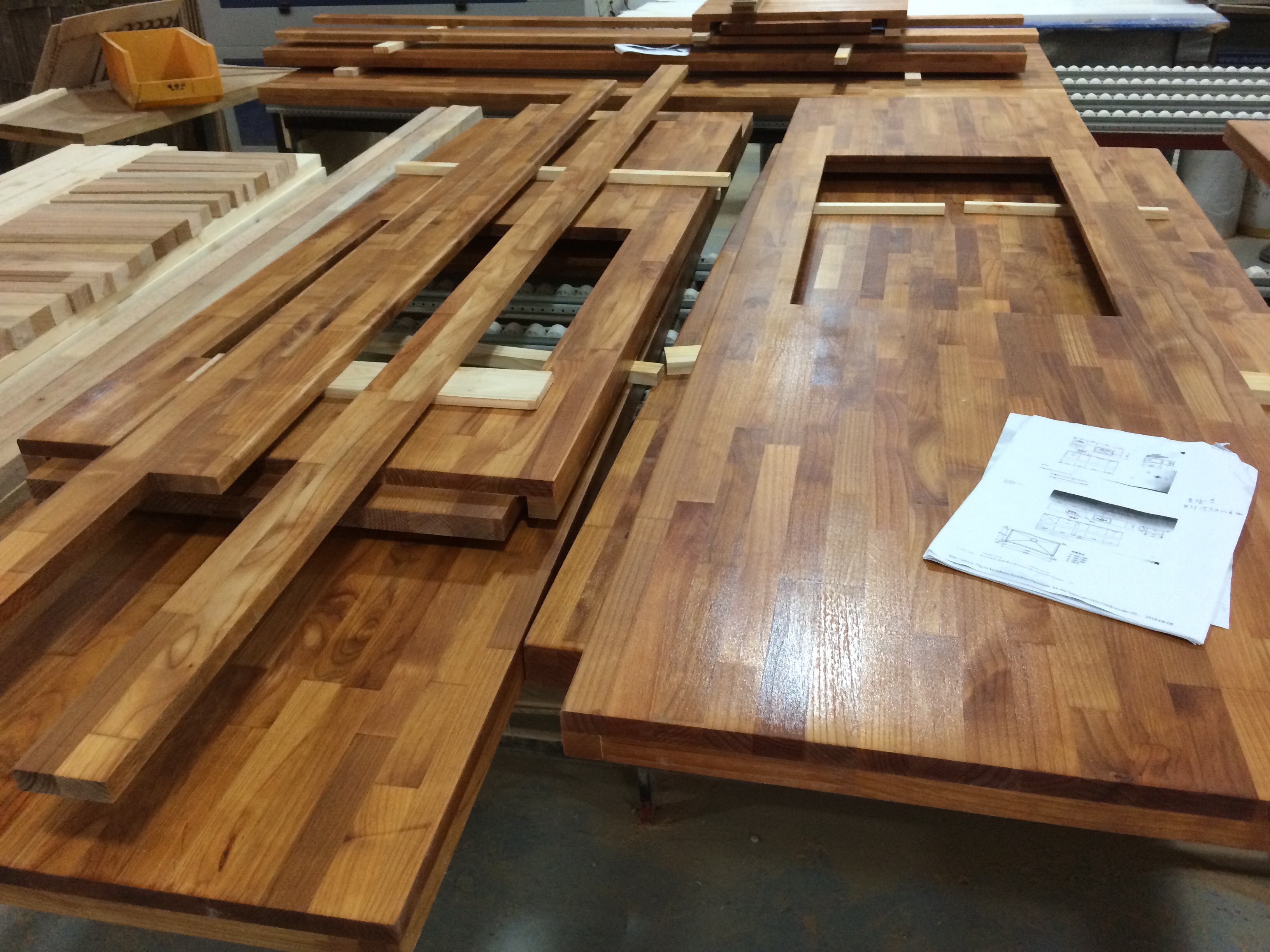 최고급 수제가구로 탄생될수 있도록 완성도를 높여 왔습니다.