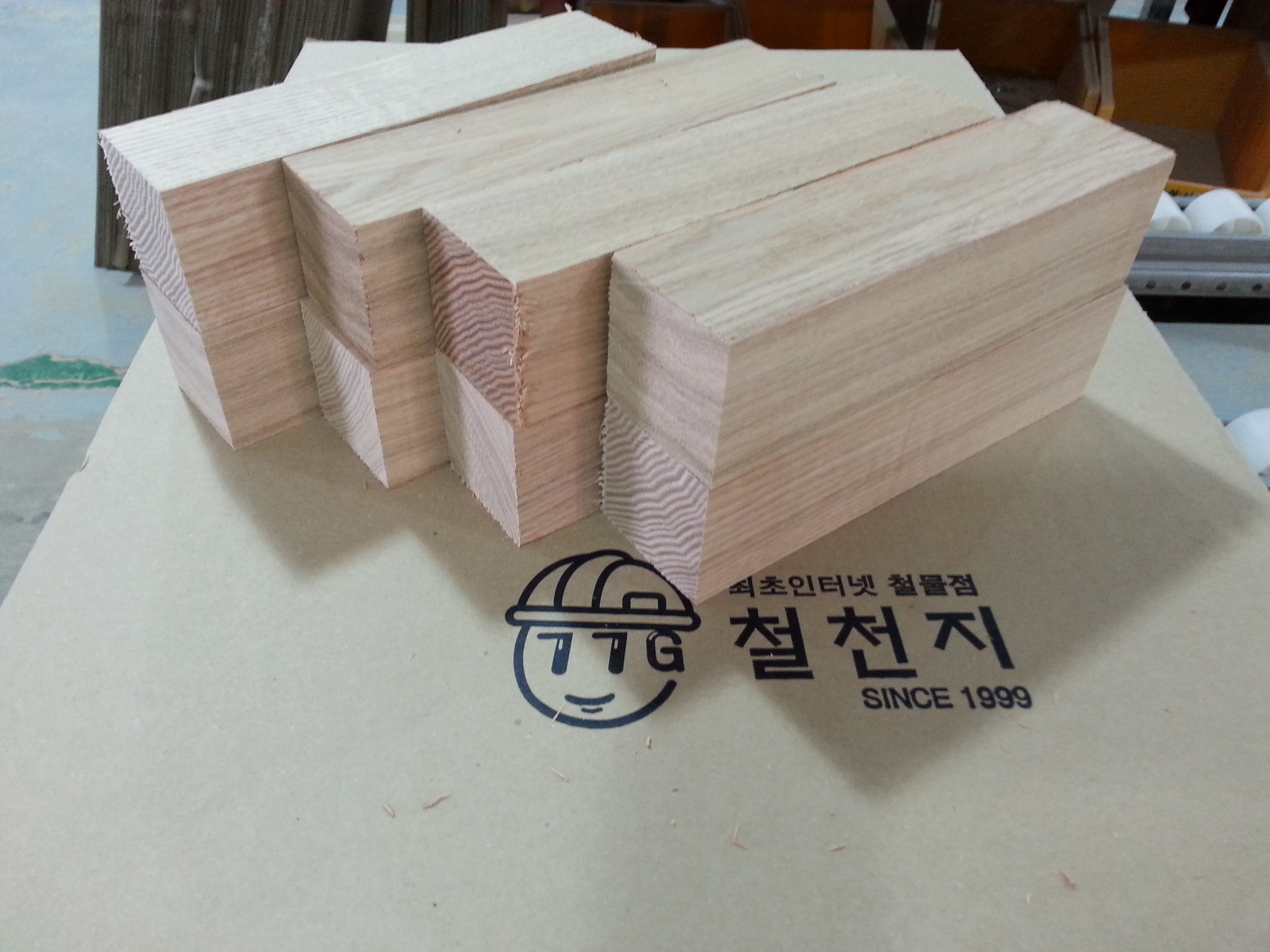 깊은 산속에 숨어 있는 철천지를 어렵게도 찾아 오셨습니다.