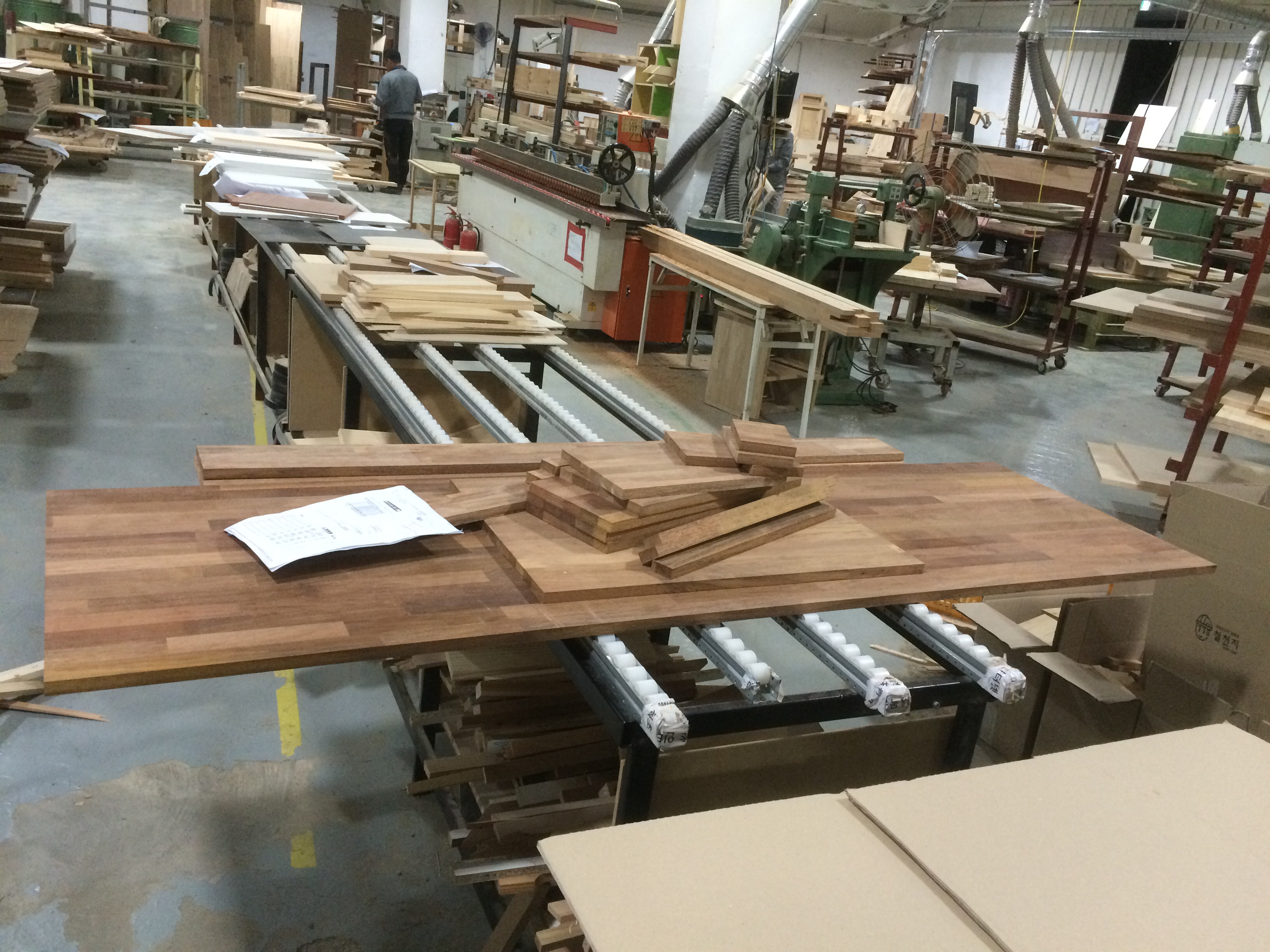 철천지에 멀바우 목재가 입고 되었습니다.