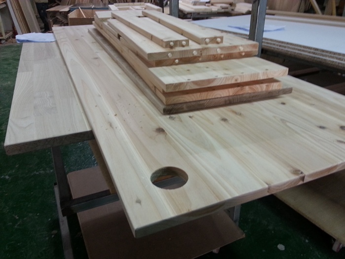 삼나무로 제작된 주문형 책장