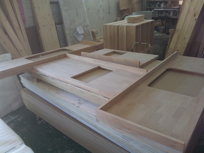 싱크대상판 원목(특수목) 36mm(뒷턱포함,싱크볼 별매)(5.기타볼(도면필수))(오리나무) (1040*36*600)(페인트)(바니쉬)(유광)(1개)