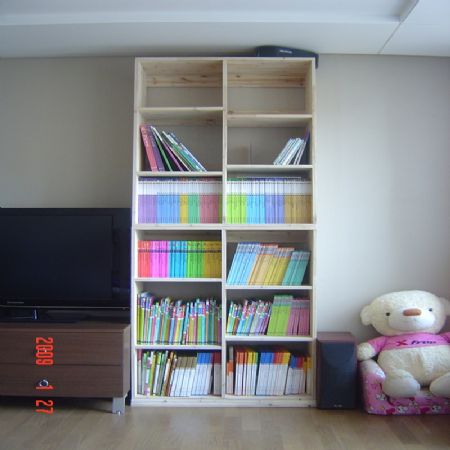 집성목으로 만든 책장