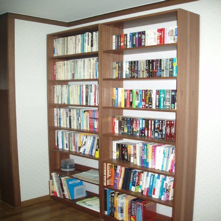 합판 및 무늬목으로 만든 책장과 시디장