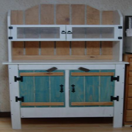 집성목으로 만든 그릇장