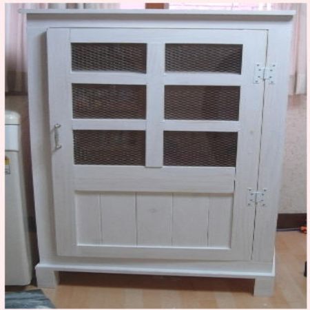 집성목으로 만든 장식장