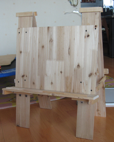 삼나무로 만든 미니 이젤