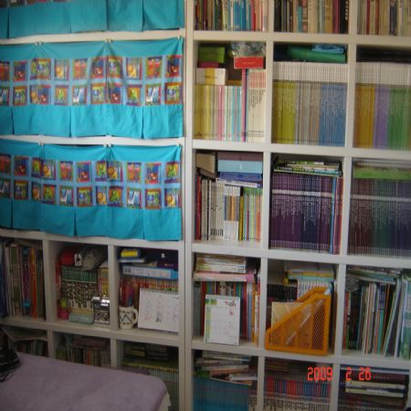 책장에 문짝을 달았어요..