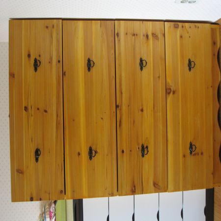 집성목으로 만든 서랍장