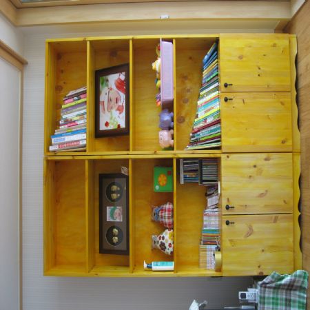 집성목으로 만든 책장