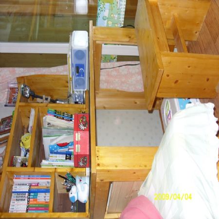 집성목으로 만든 책상과 책장 그리고 의자