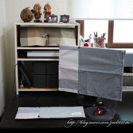 집성목으로 만든 컴퓨터 주변기기 수납선반 